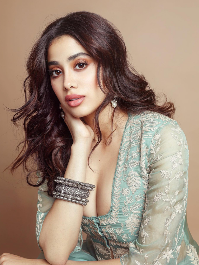 Janhvi Kapoor pics in saree